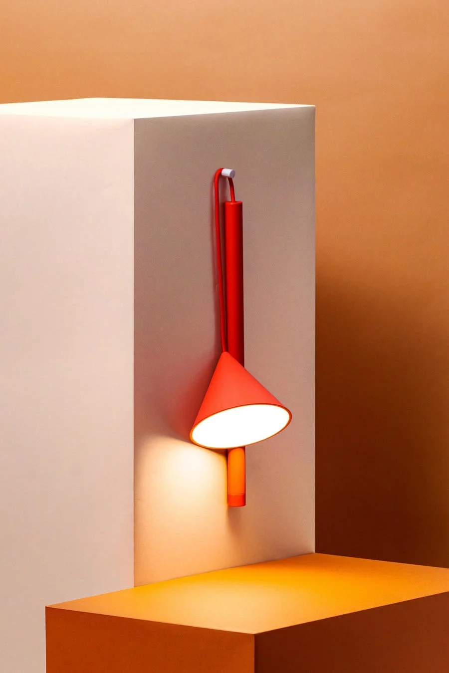 赤色の円錐形ランプ