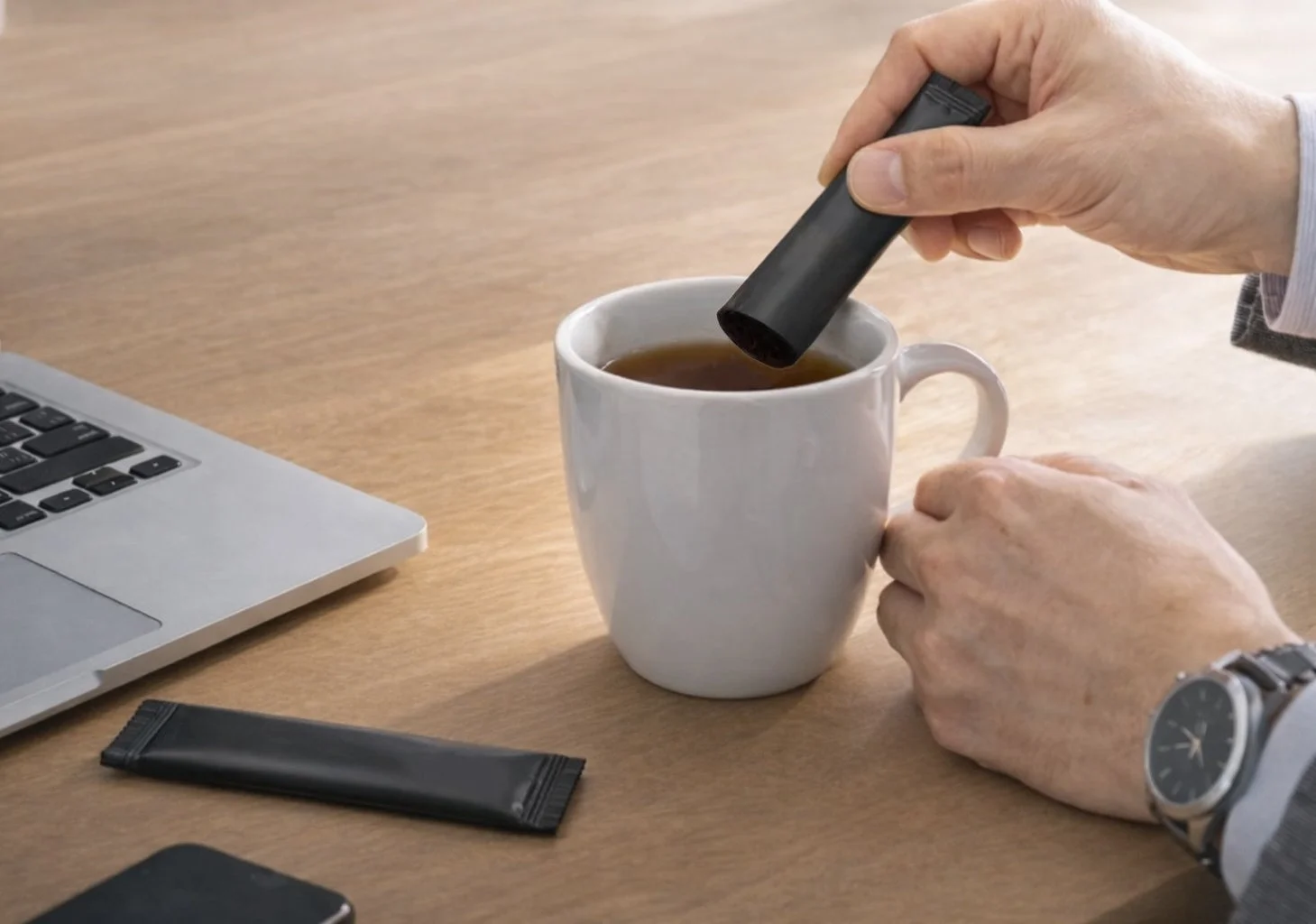 マグカップにスティックを溶かす様子