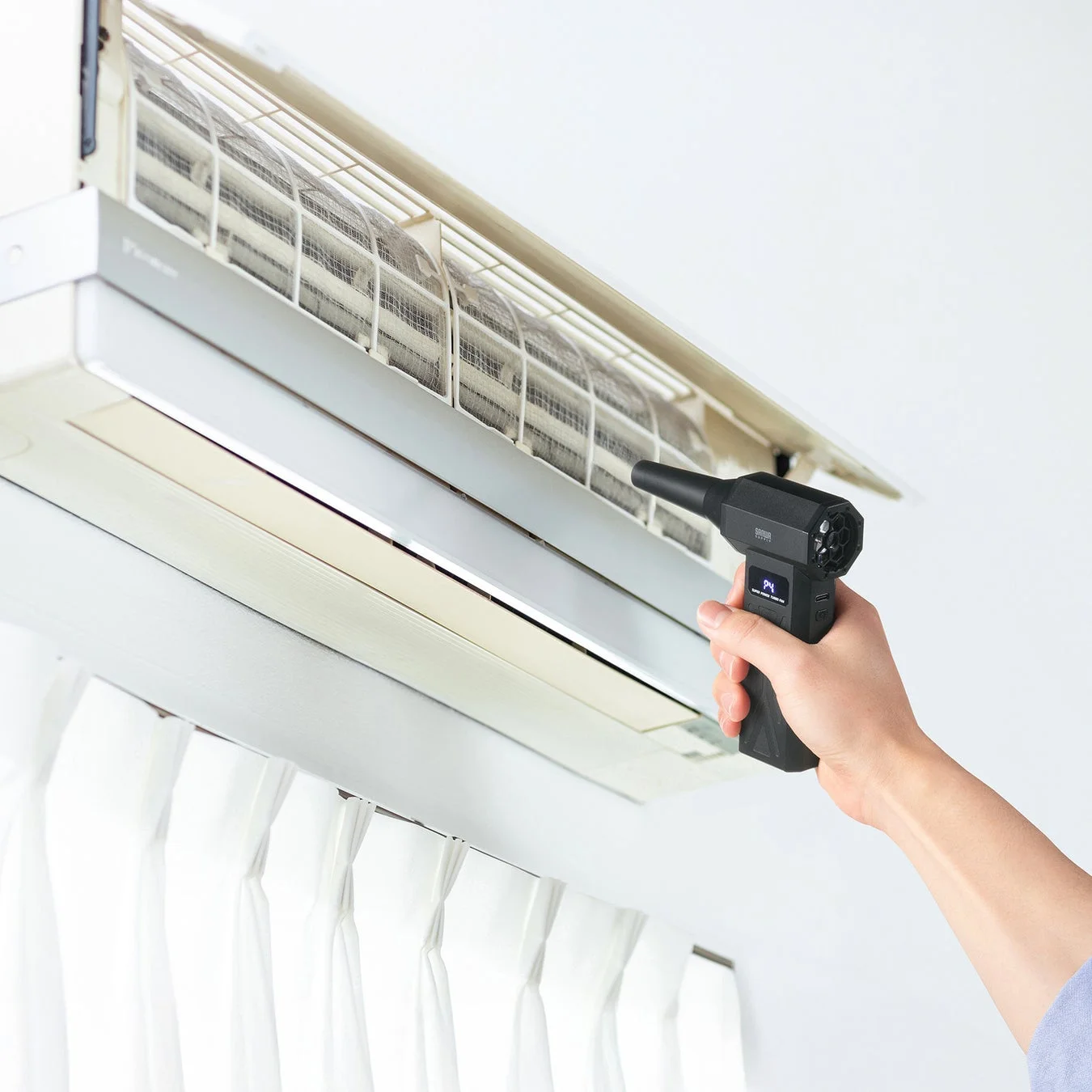 エアコンを掃除する様子