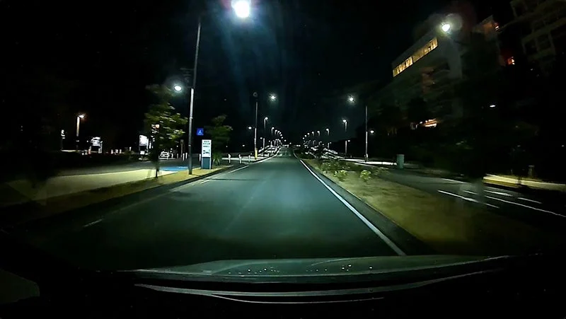 夜間走行中の道路の様子