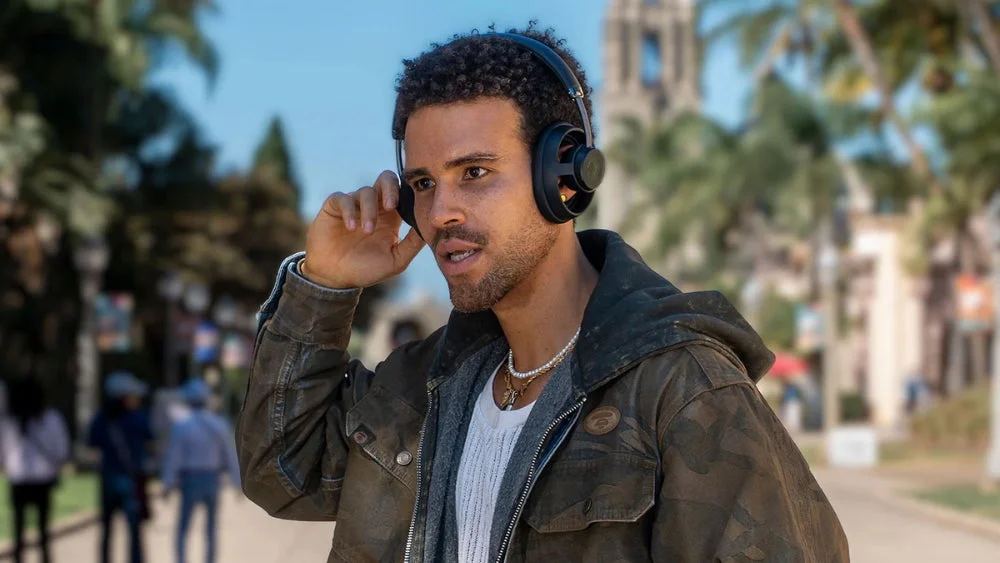 ヘッドホンを装着し歩く男性