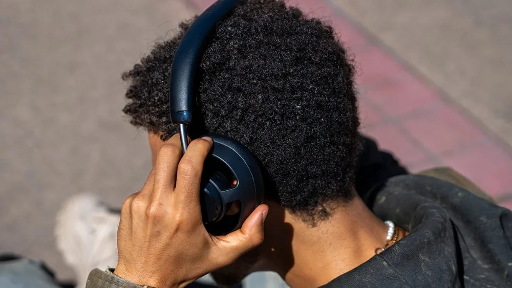 ヘッドホンを装着した人物の後ろ姿