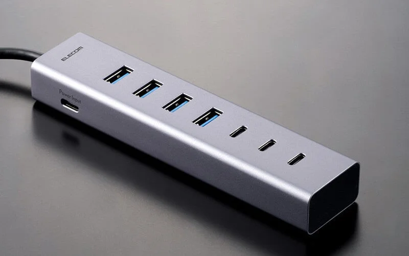 シルバーのELECOM製USBハブ