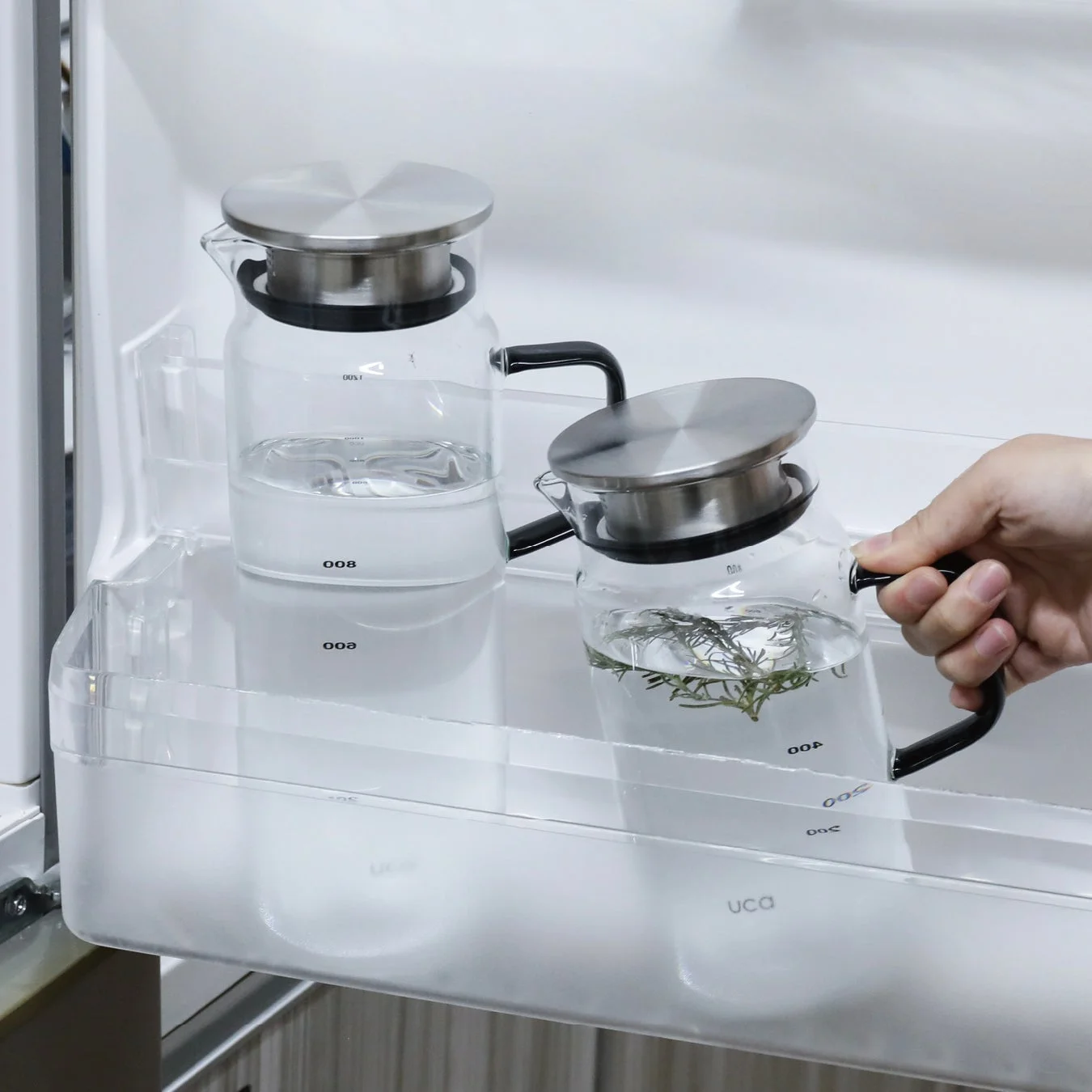 冷蔵庫のドアポケットに収納されたピッチャー