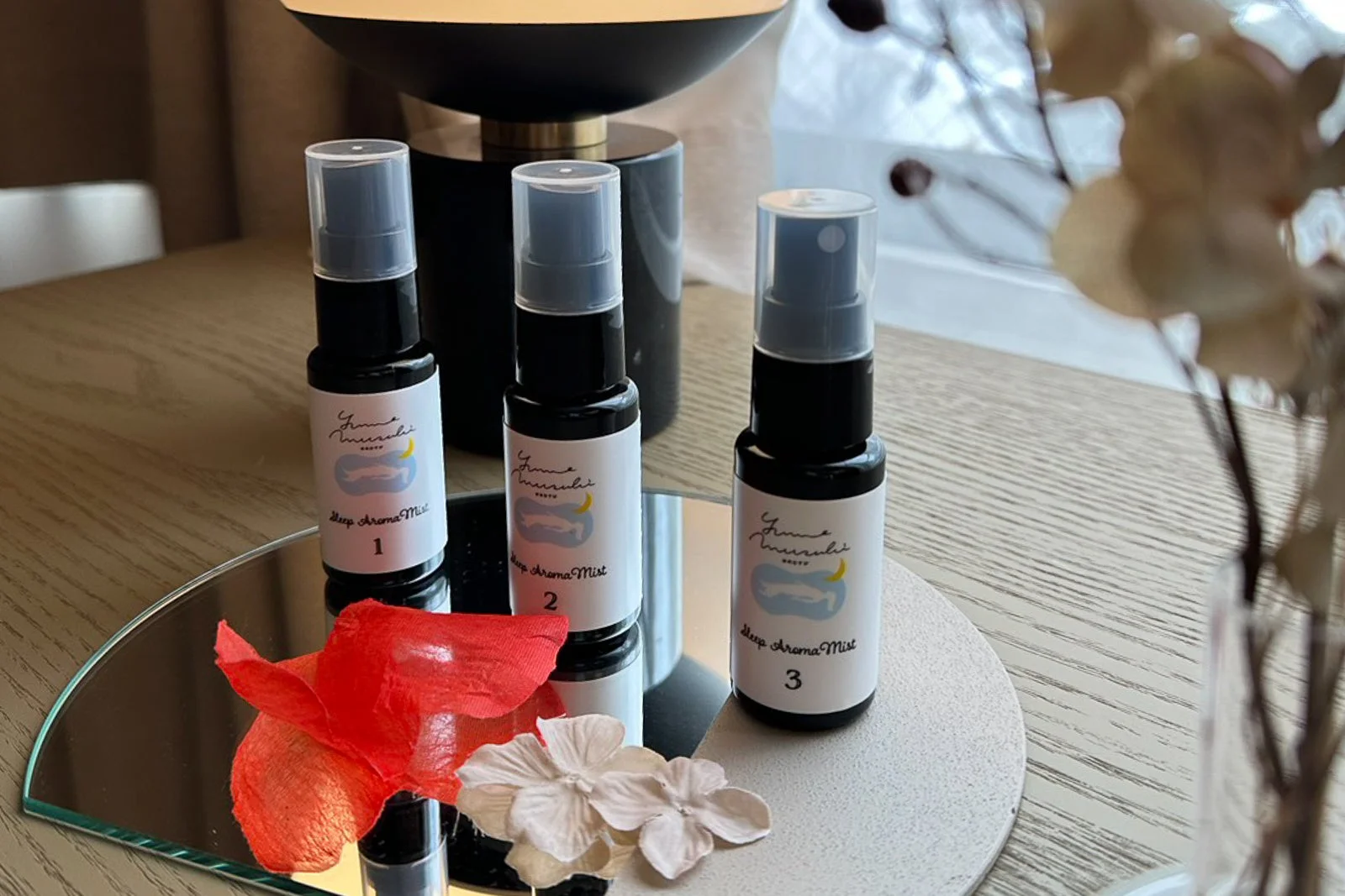 Gemma Murasaki Sleep Aroma Mistと書かれた3本の黒いスプレーボトル
