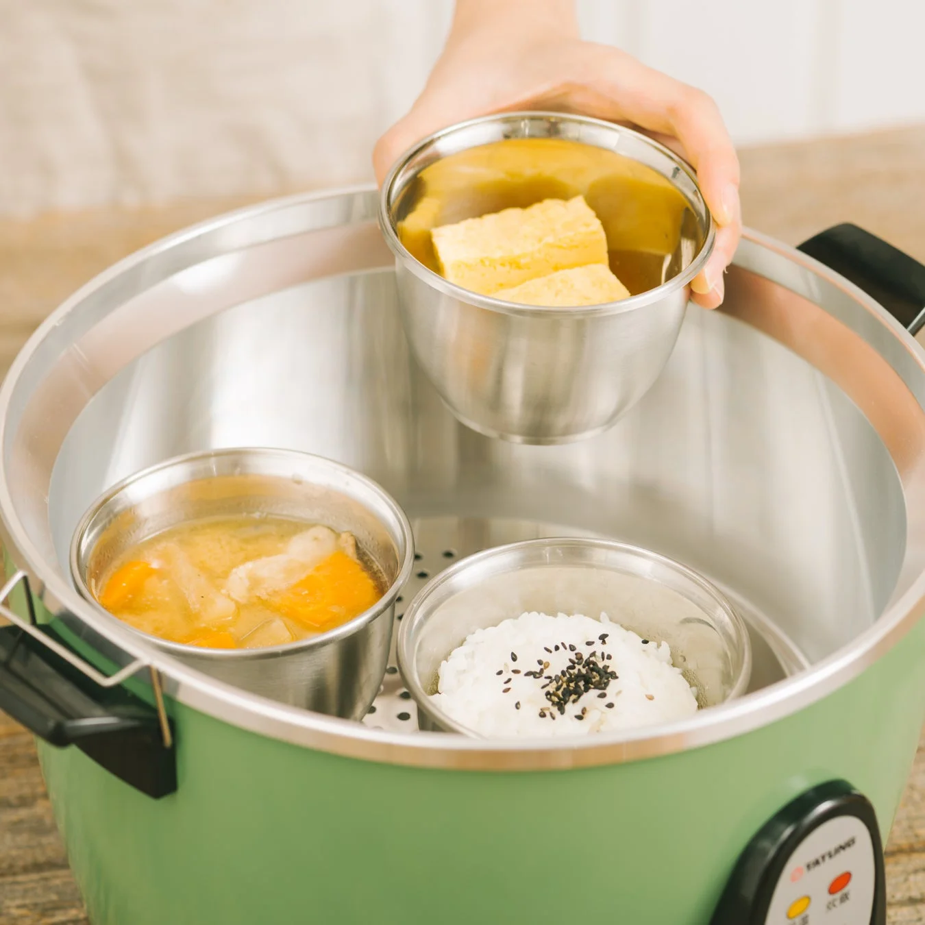 複数の料理をセットしている様子