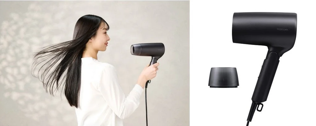 女性が黒いヘアドライヤーで髪を乾かしている様子