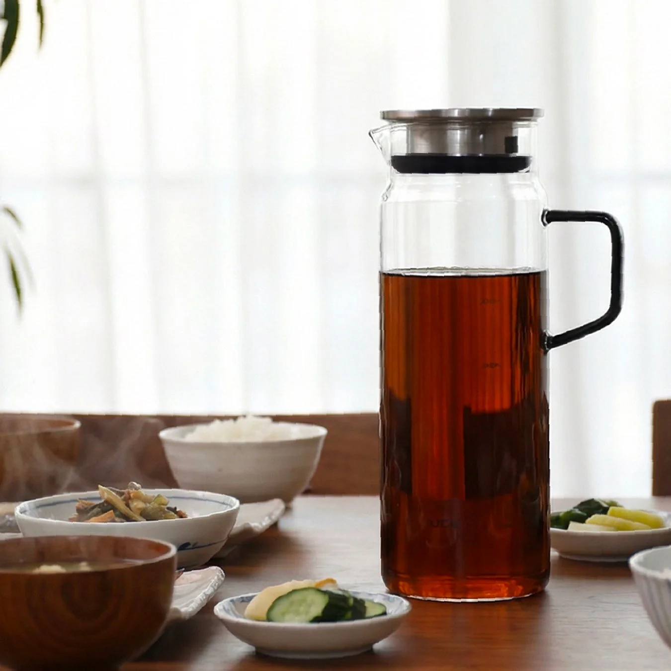 食卓に並ぶピッチャー