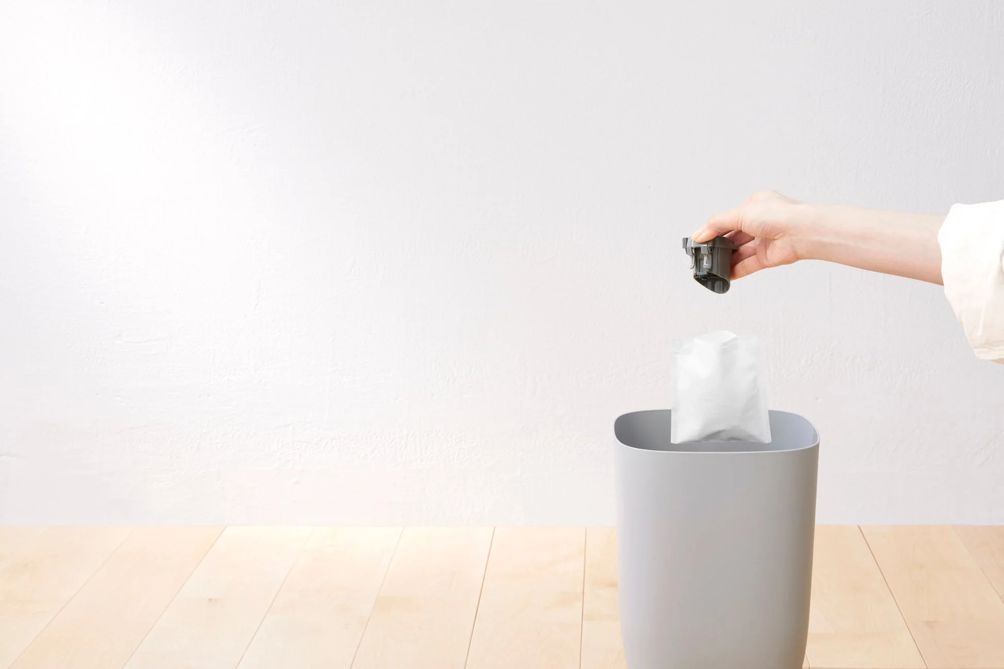 紙パックを捨てる様子