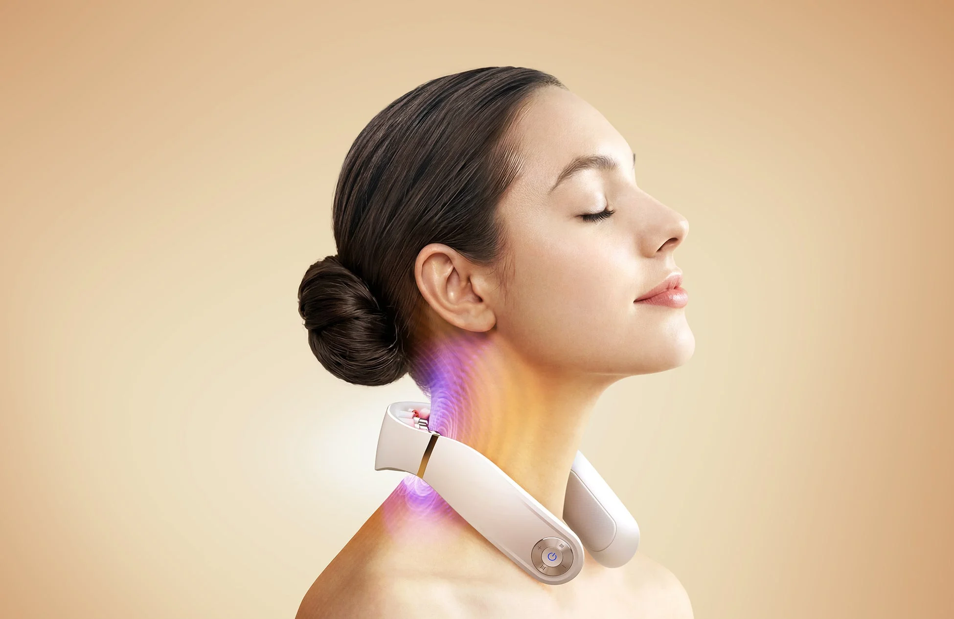 目を閉じリラックスした表情の女性が、光を放つ白い首マッサージャーを使用している様子。