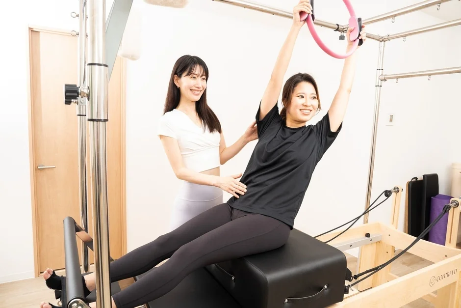 インストラクターがクライアントの運動をサポート