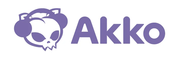 ヘッドホンを装着したスカルのイラストと「Akko」という文字が並んだ、紫色のロゴマークです