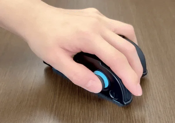 デスクに置いてマウスのように操作する手