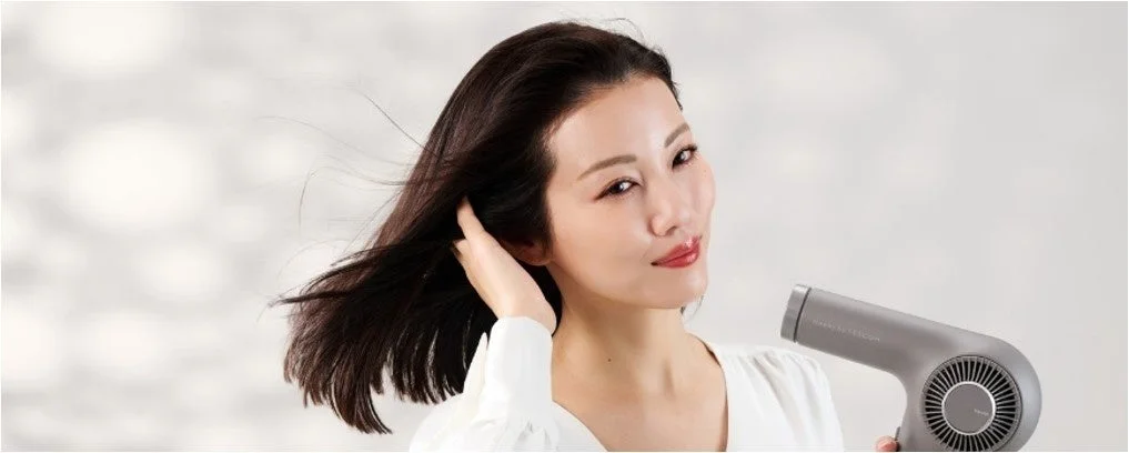 髪を乾かしている女性