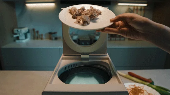 生ごみを投入する様子