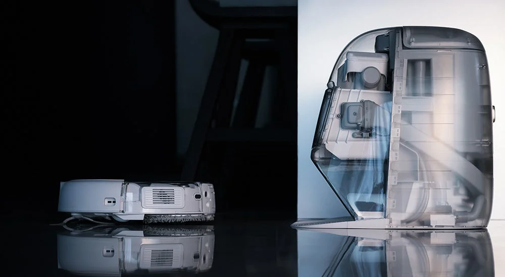 白いロボット掃除機と透明なドッキングステーション