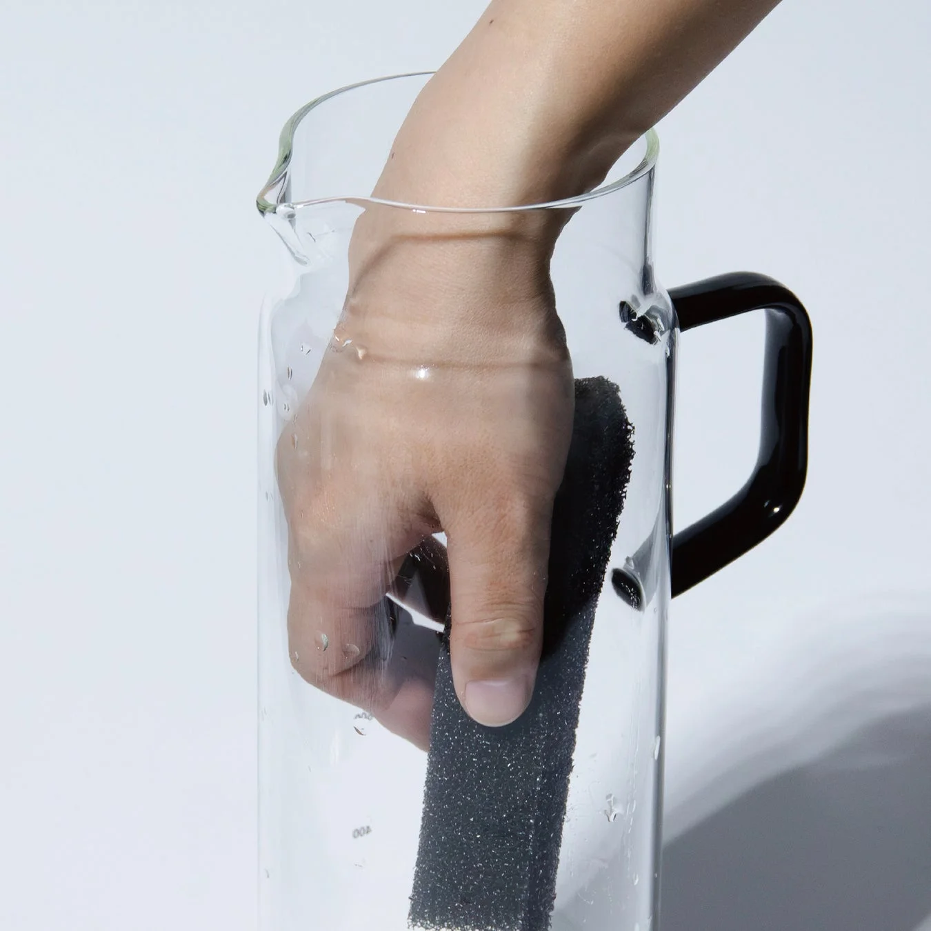 ピッチャーを洗う手