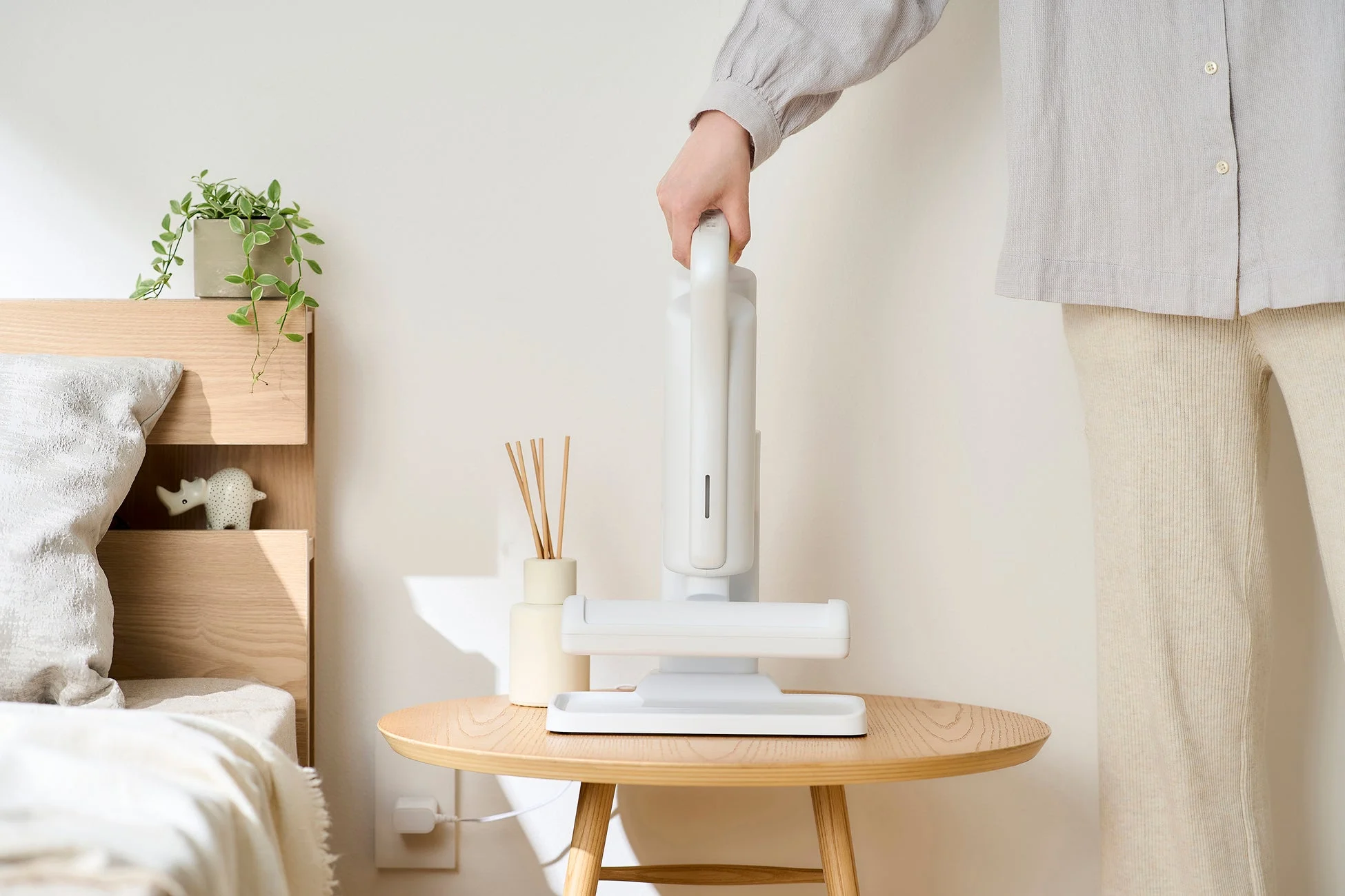 アイリスオーヤマ、MagiCaleenaから「充電式紙パックふとんクリーナー」を新発売！約950gの軽さとコードレスで快適なふとん掃除を実現