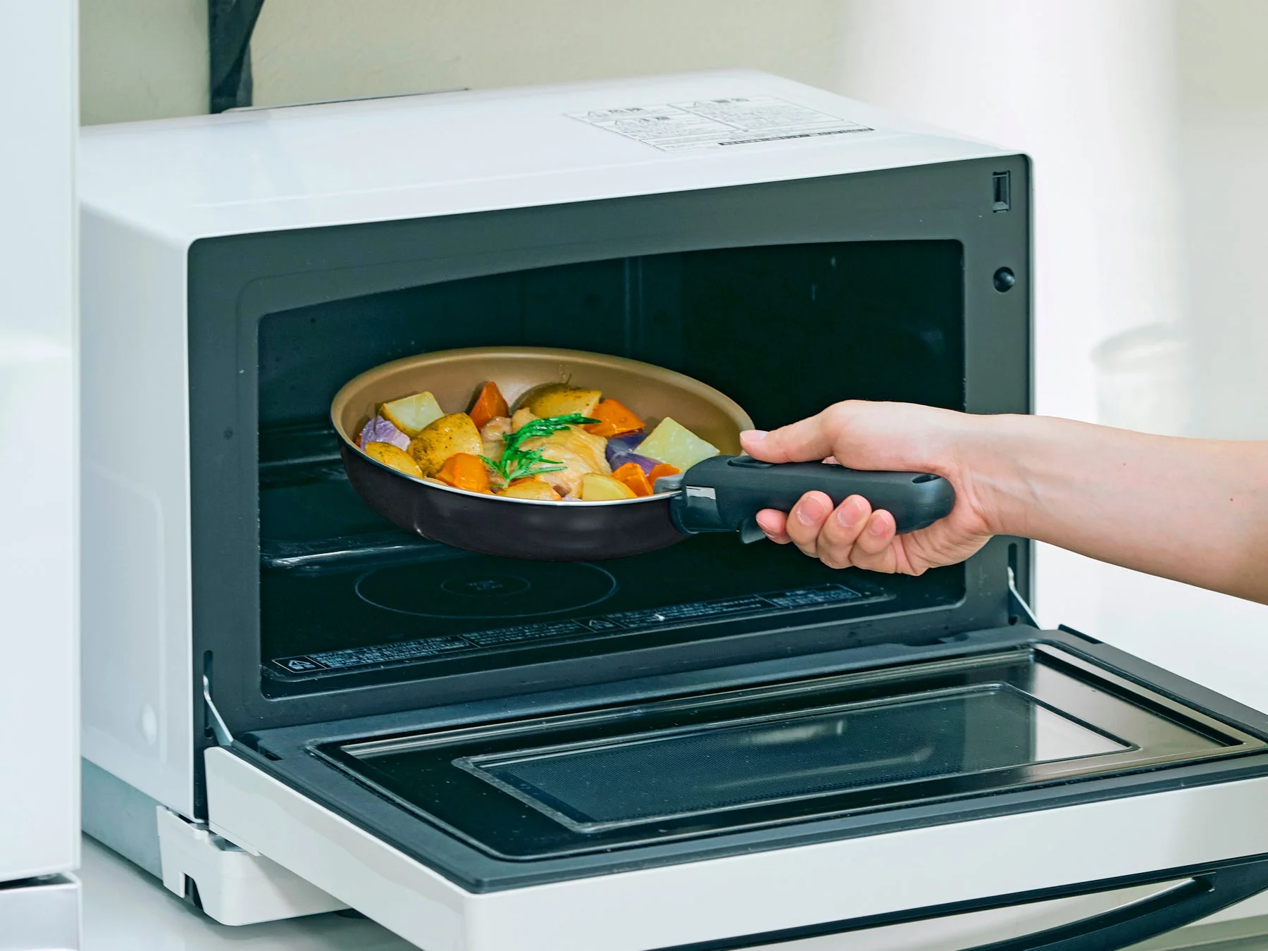 オーブンに入れる様子