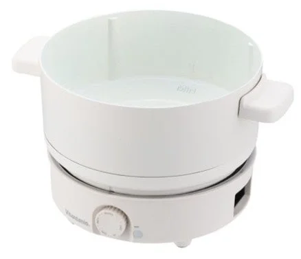 白い電気鍋が写っています。シンプルなデザインで、鍋部分と加熱ベースが一体化しており、前面には温度調節用のダイヤルがあります。