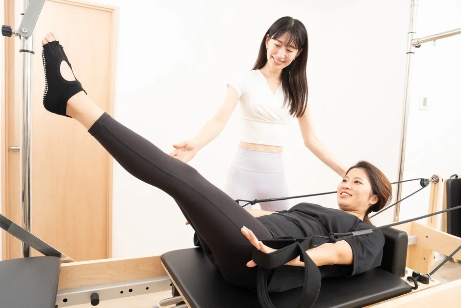 ピラティススタジオでリフォーマーを使ったエクササイズ