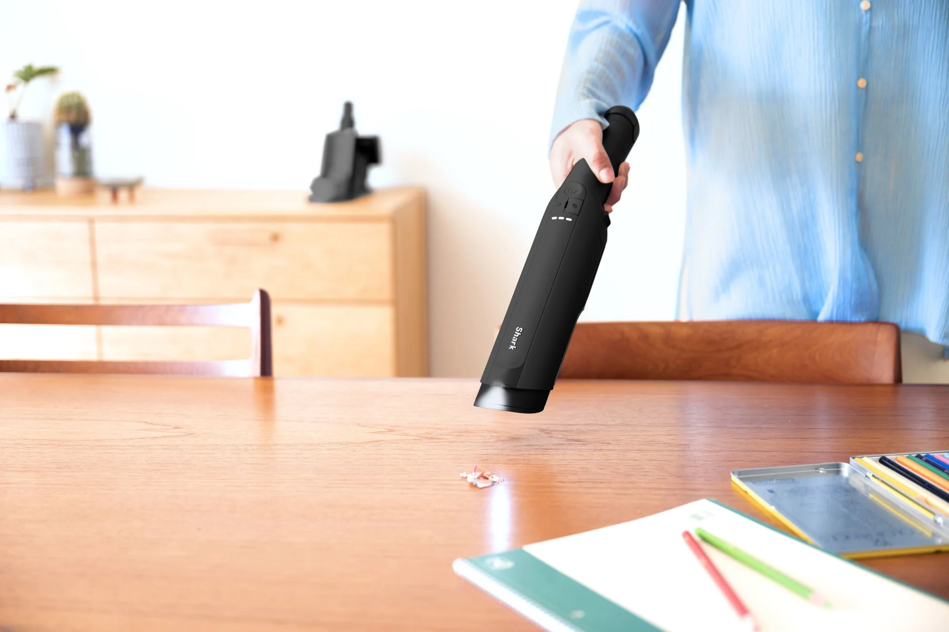 ハンディクリーナーで削りカスを掃除する様子