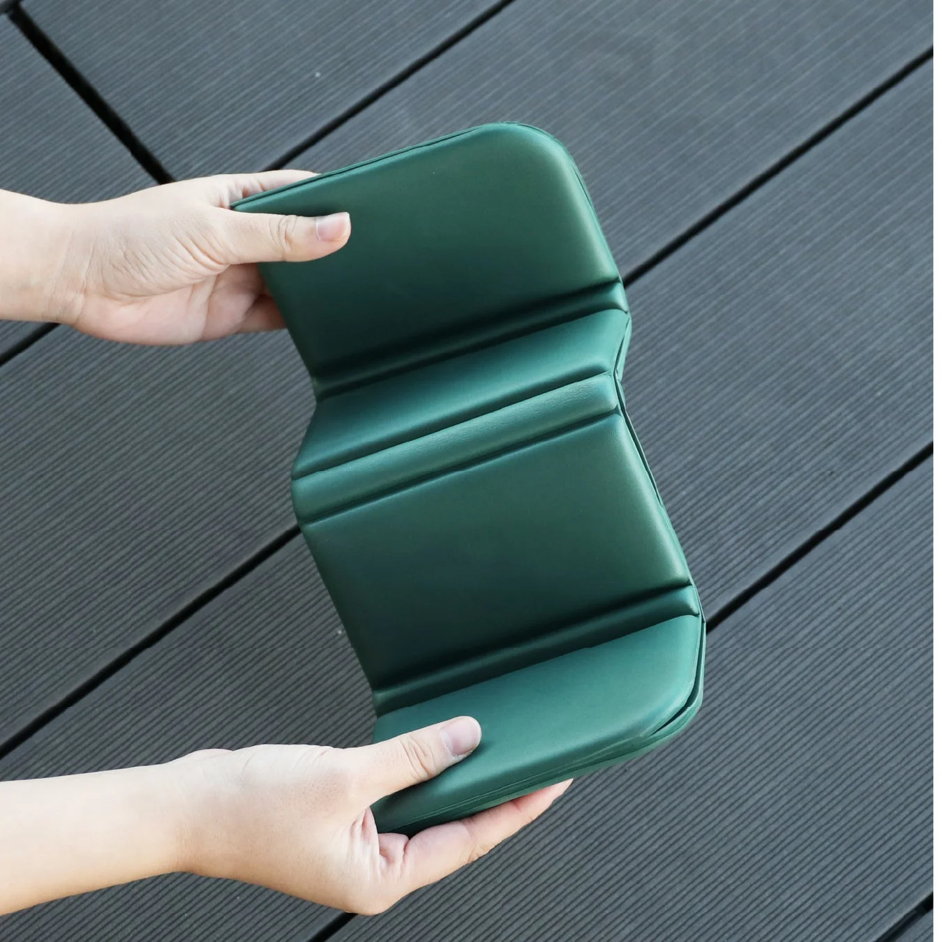 折りたたまれたマットを持つ手