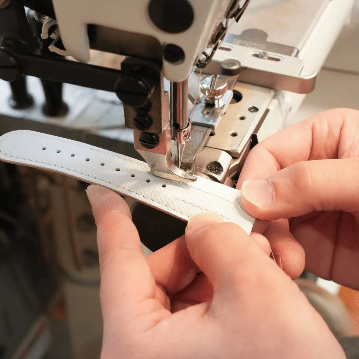 日本の職人による手作業での縫製