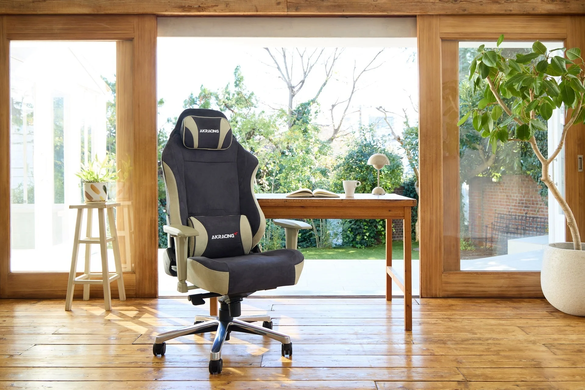 ダークネイビーのAKRacing FAURAチェア