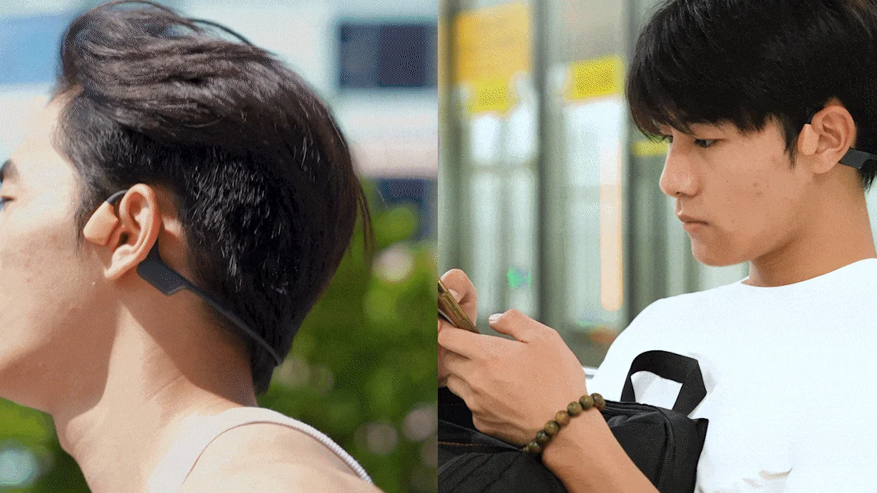 骨伝導イヤホンを装着してスマートフォンを見る男性たち