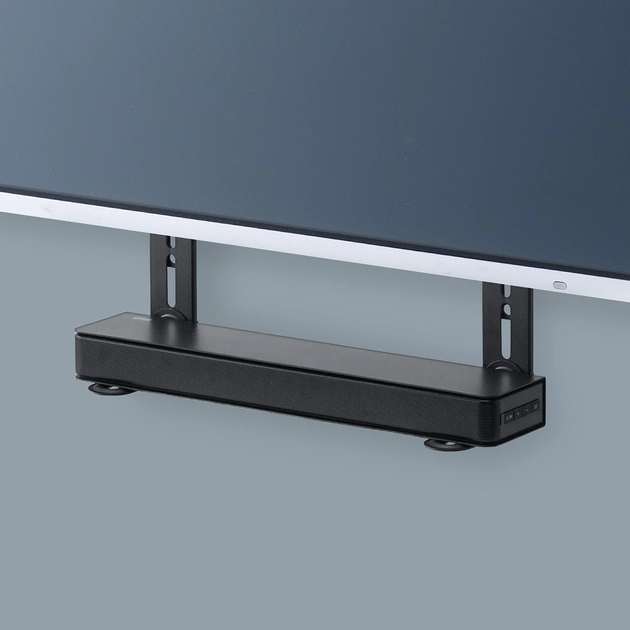 テレビの真下にサウンドバーが取り付けられている様子