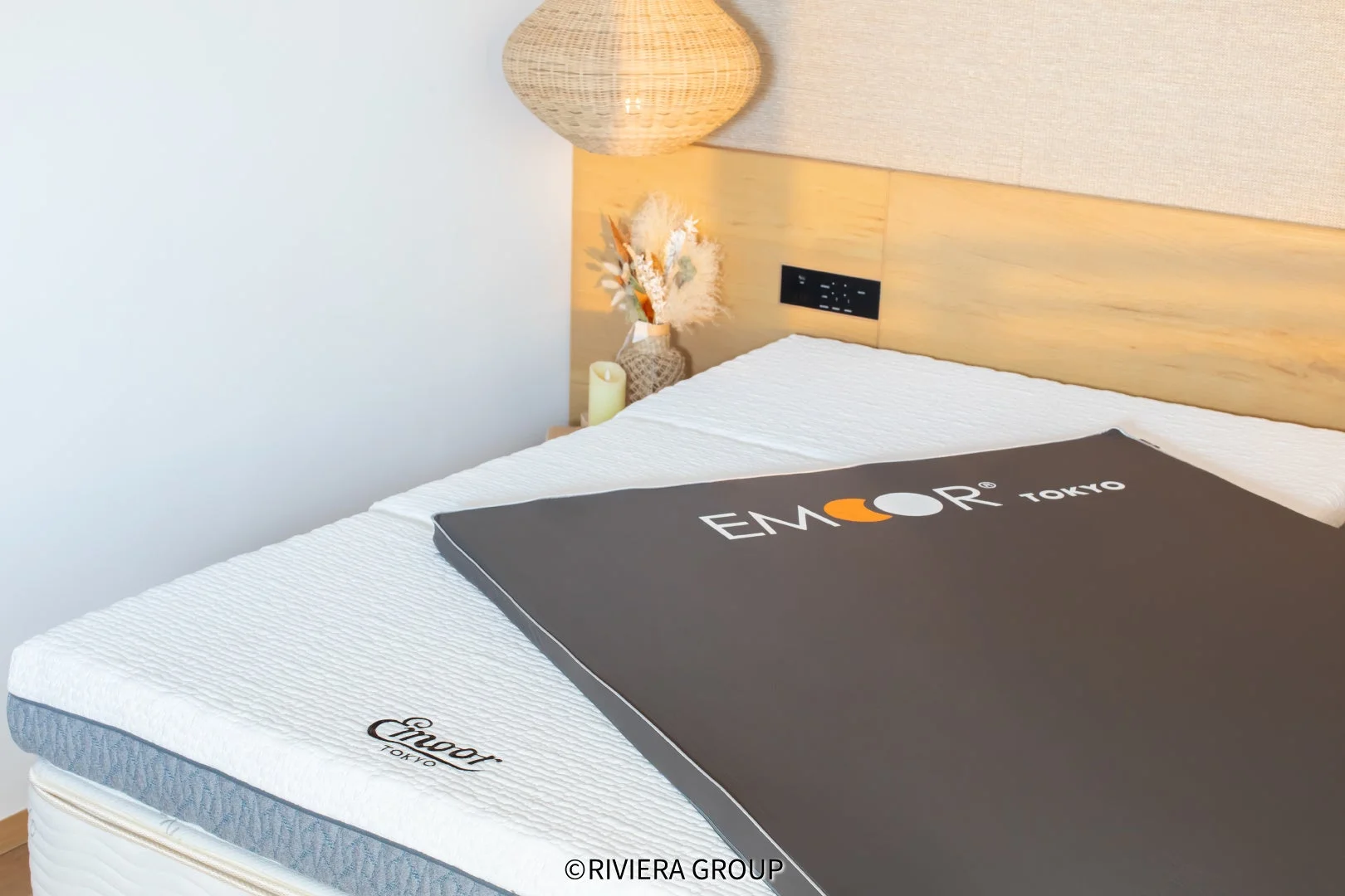 EMOORマットレスが置かれたモダンな寝室