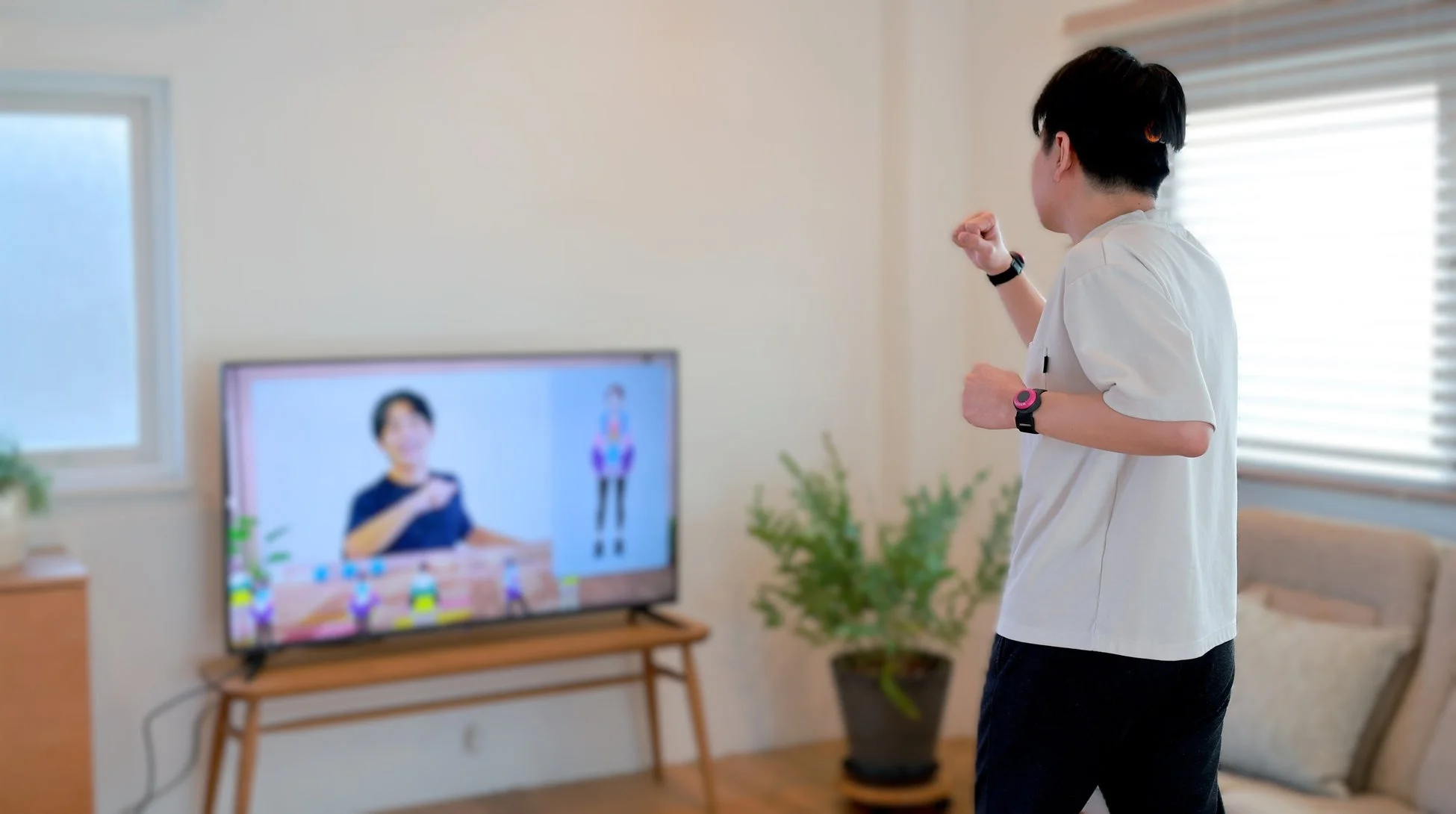 自宅リビングで運動する男性