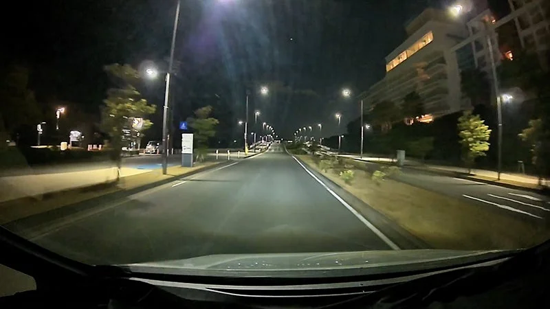 夜の街路灯に照らされた道路