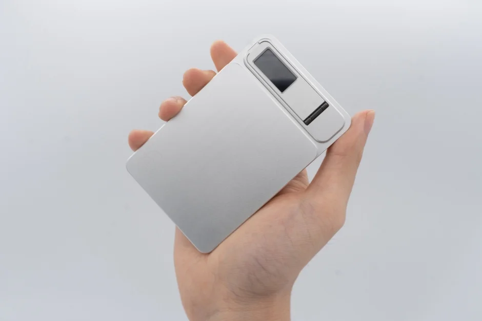 Element Metal Power Bank 8000を手に持つ様子