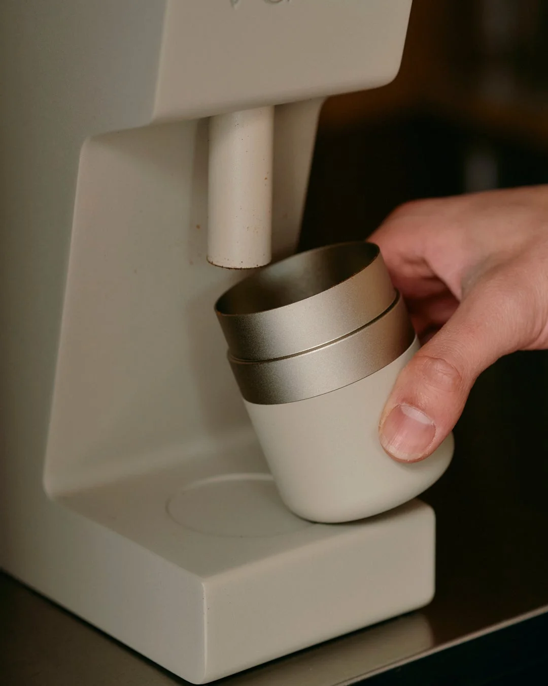 ドーシングカップにコーヒー粉が落ちる様子