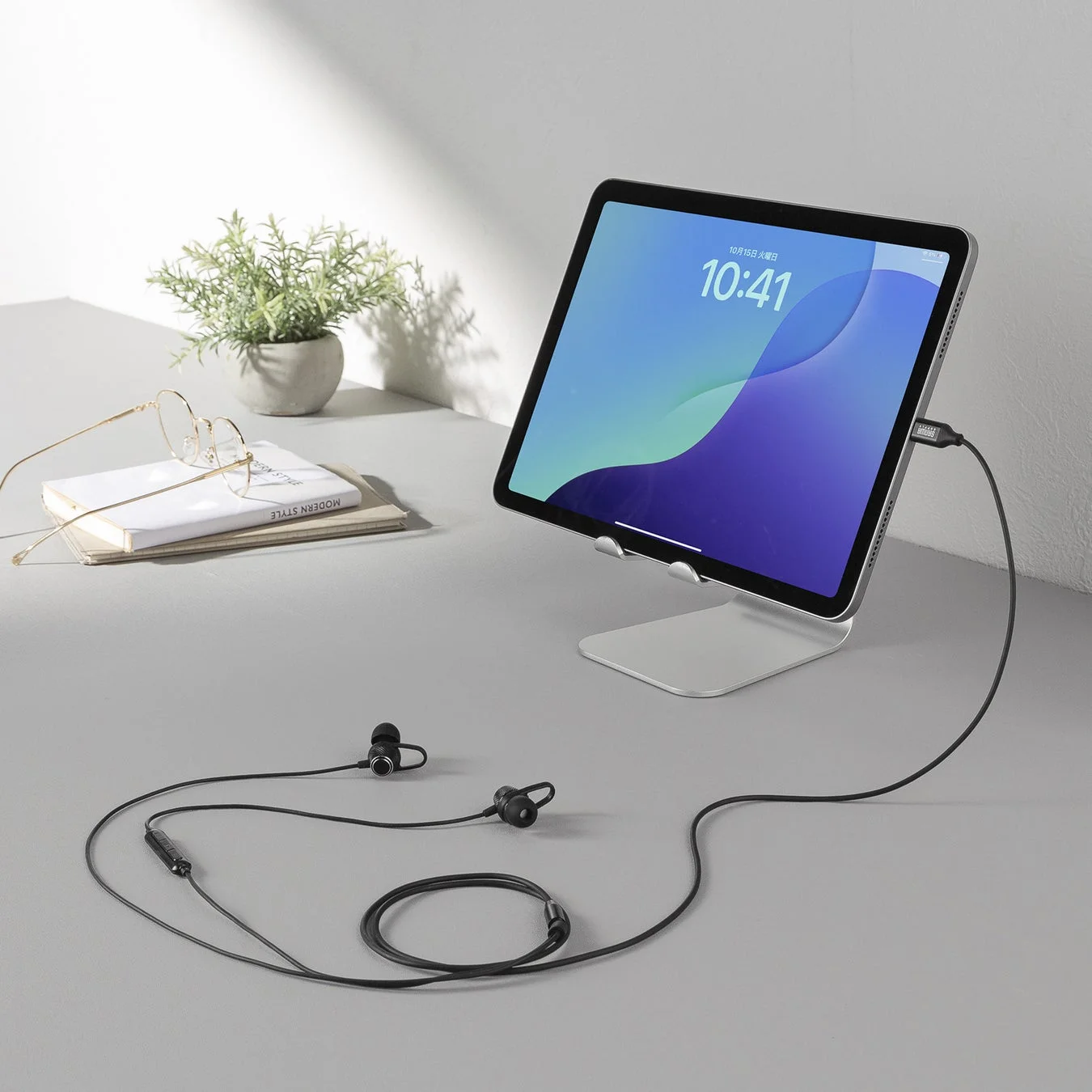 タブレットでイヤホンを使用する様子