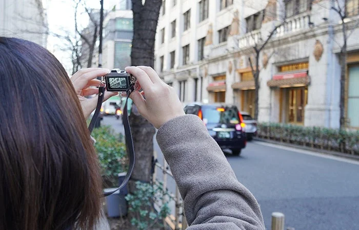 街並みを撮影する人物の後ろ姿