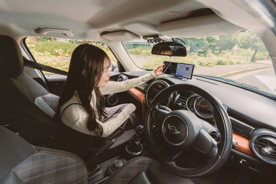 車内でGetPairr Vista 1.0を操作する女性