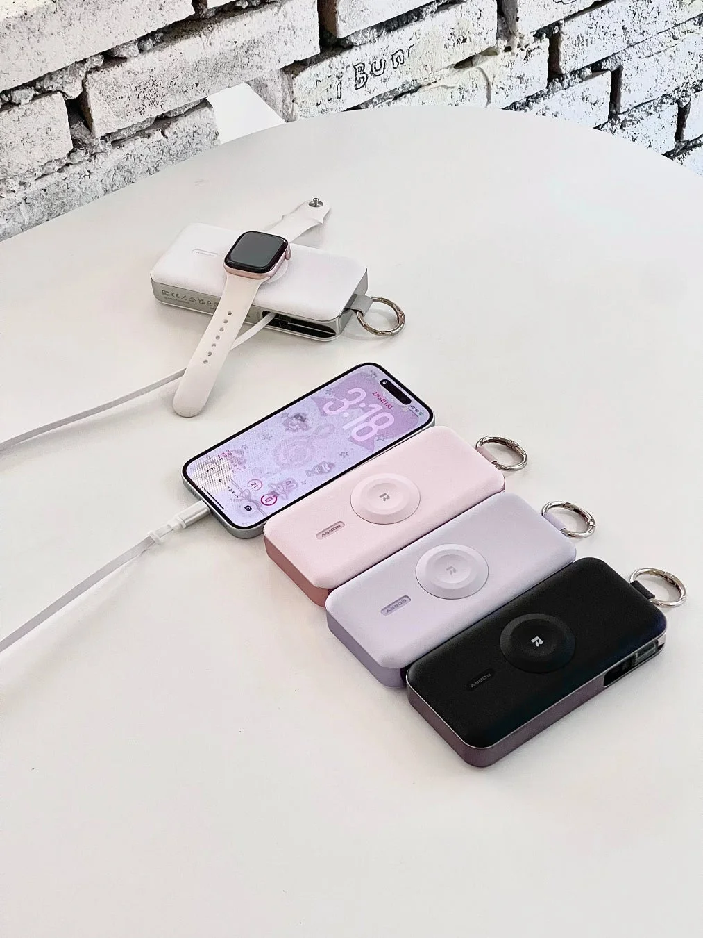 iPhoneとApple Watchを充電しているモバイルバッテリー