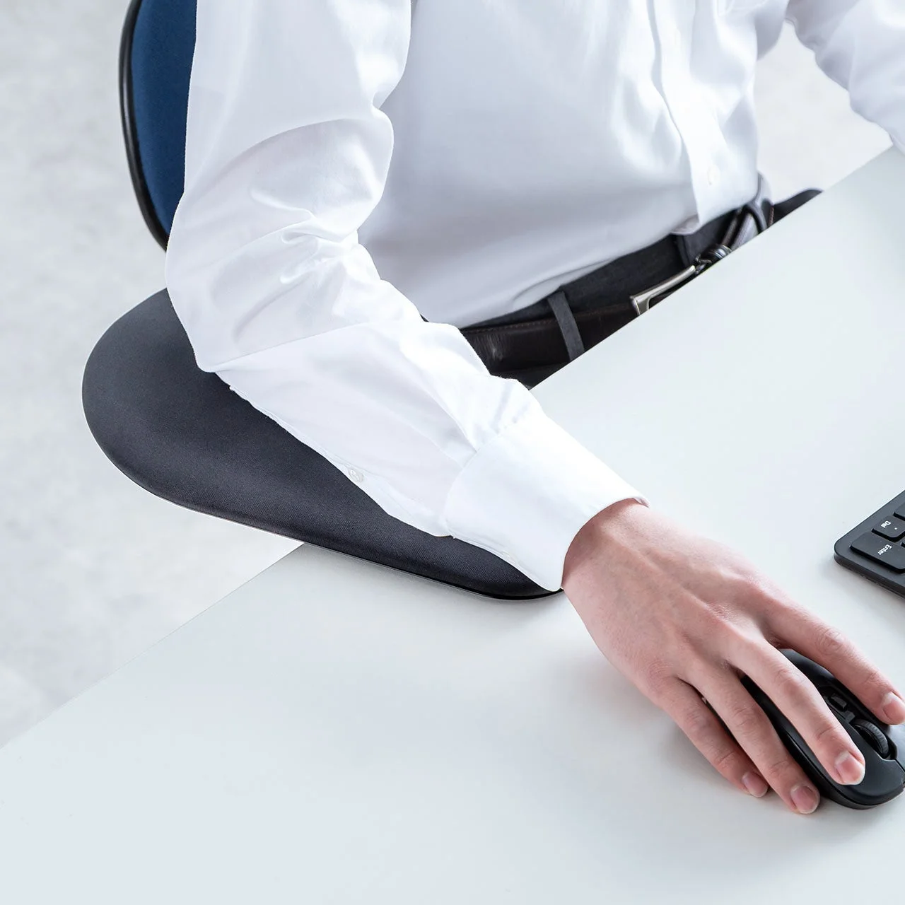 デスクでPC作業をするビジネスパーソンの手元