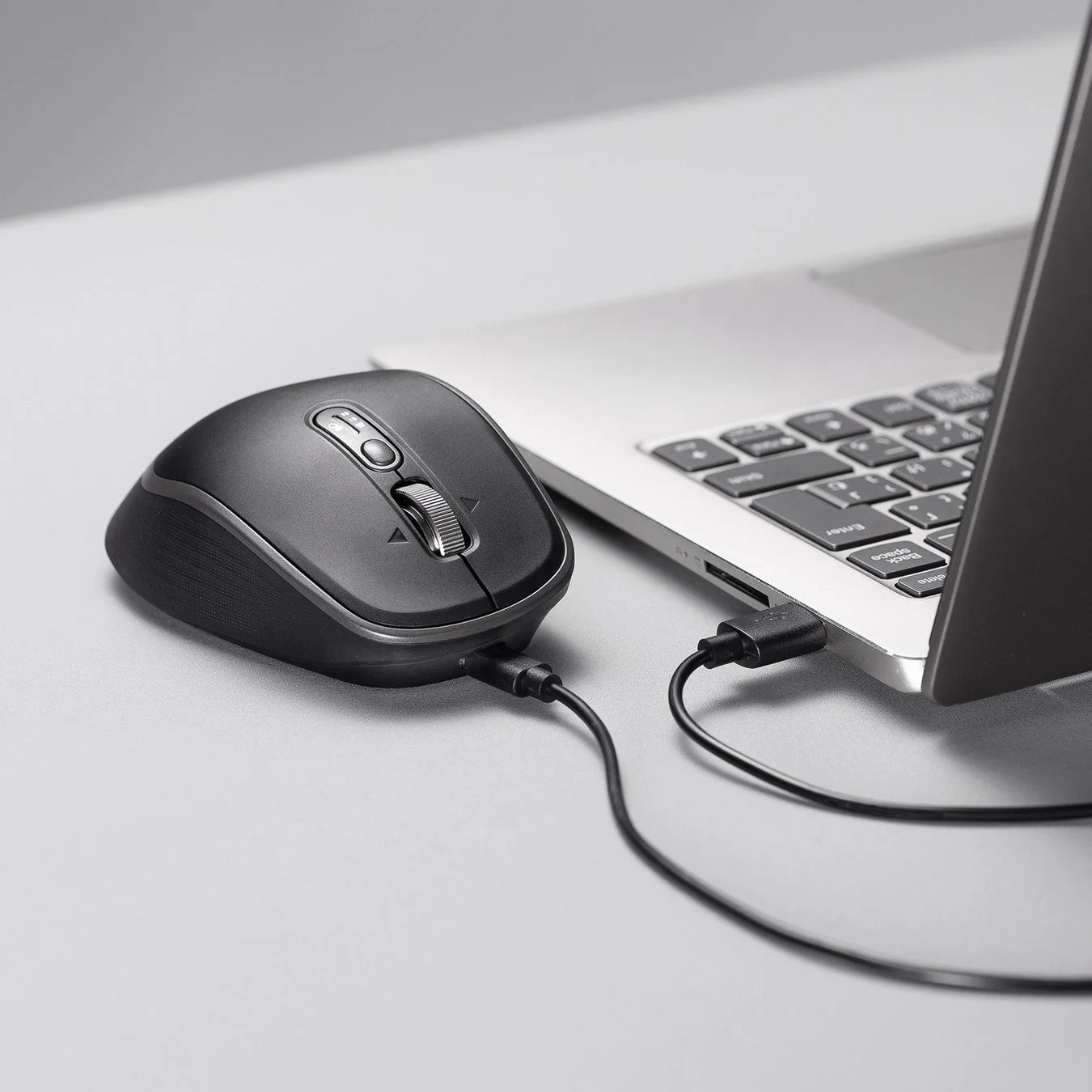 充電中のマウス