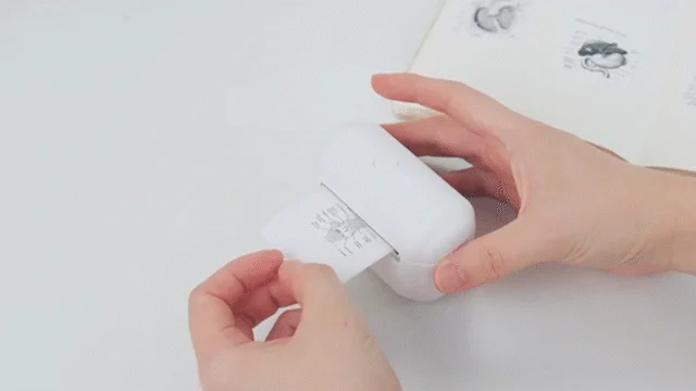 手のひらサイズのQ02E Mini Inkless Printer