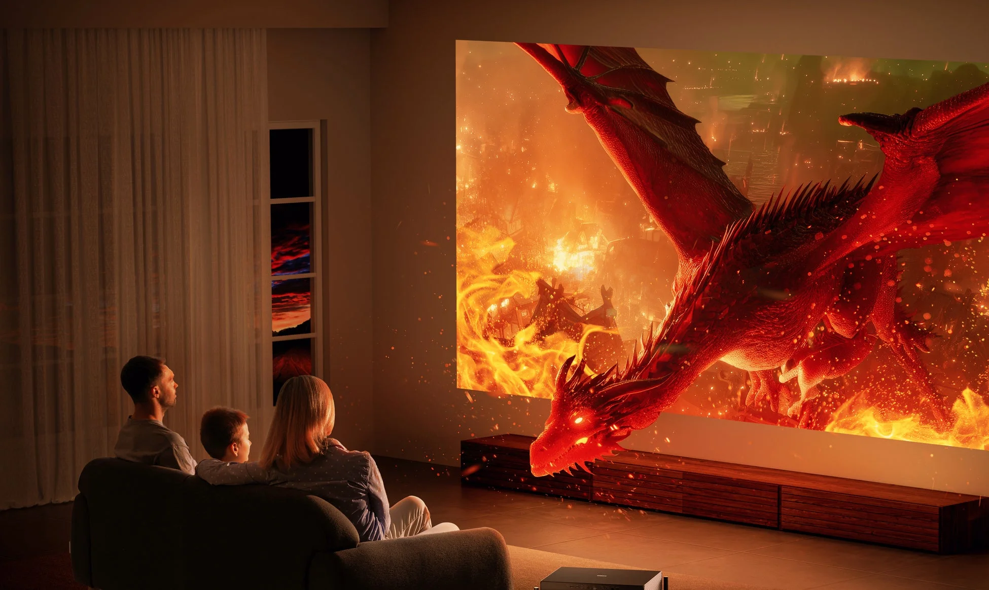 家族で映画を楽しむ様子