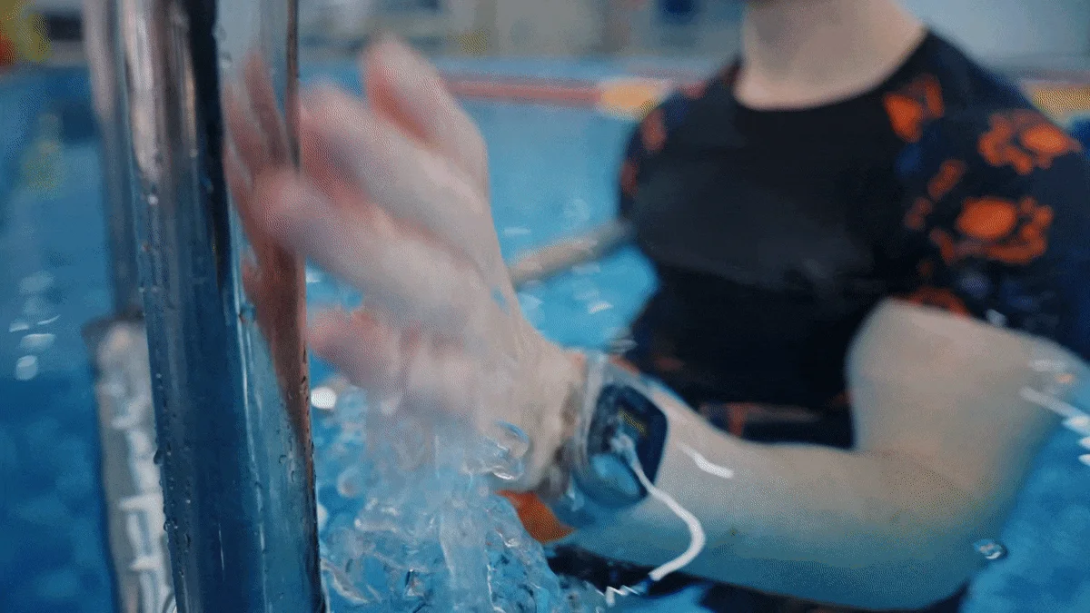 水中でスマートウォッチを着用する様子