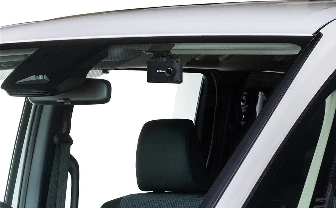 車のフロントガラスに取り付けられたドライブレコーダー