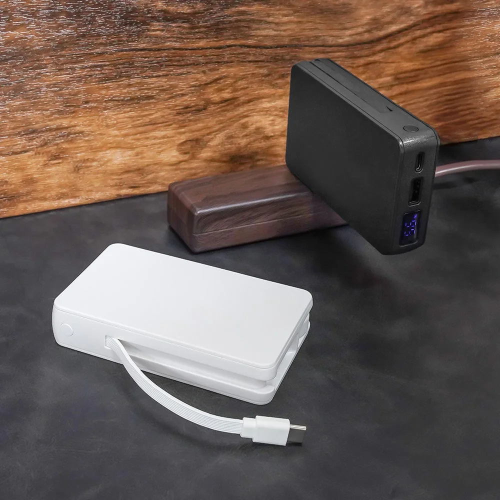 黒と白のモバイルバッテリーが並んでいる様子