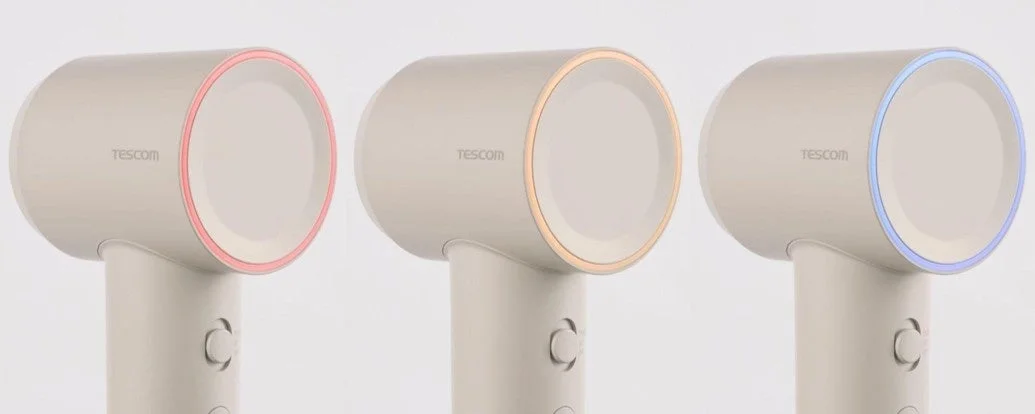 ヘアドライヤーのLEDライトが色変化する様子