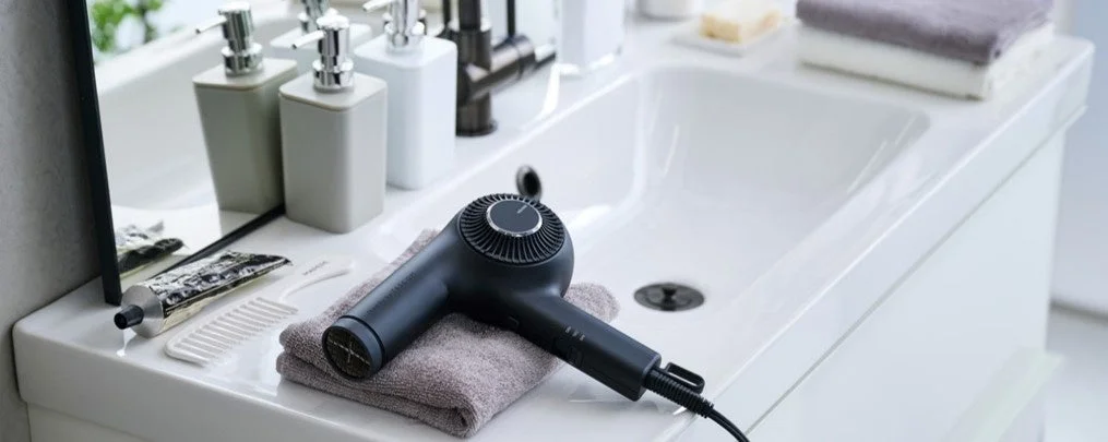 洗面台に置かれた黒いヘアドライヤー
