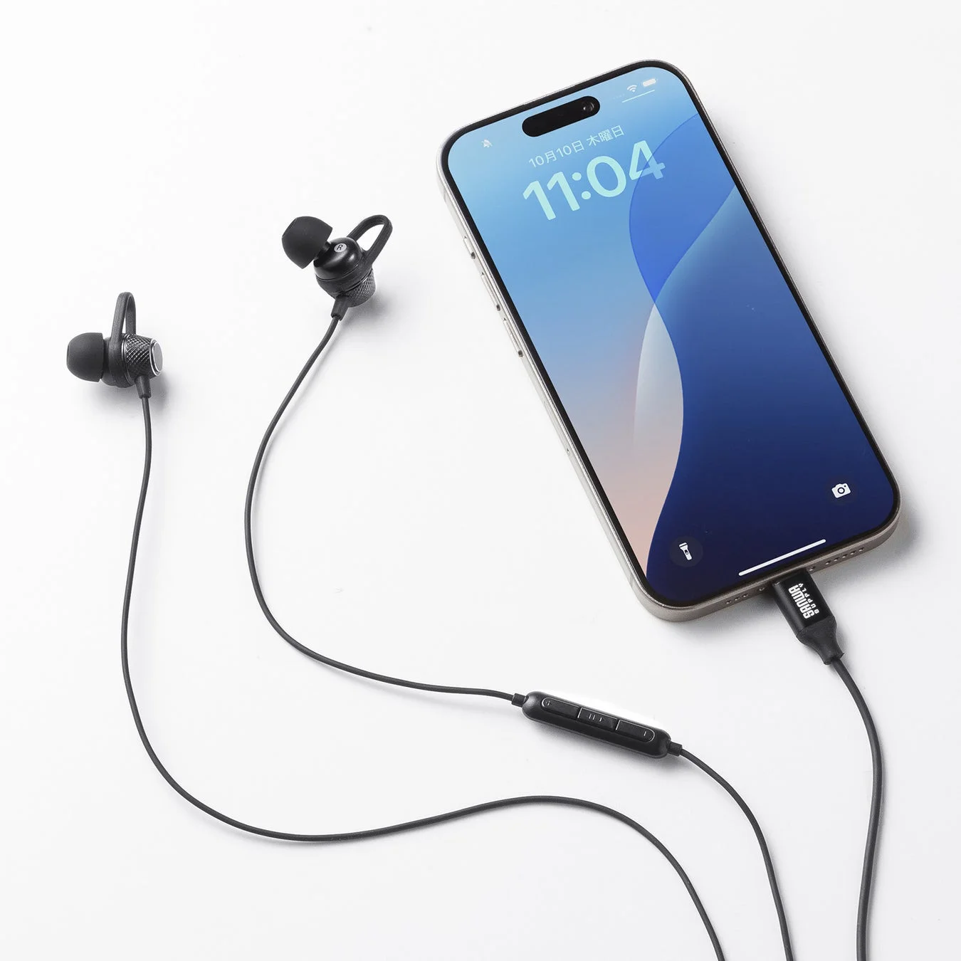 iPhoneに接続された有線イヤホン